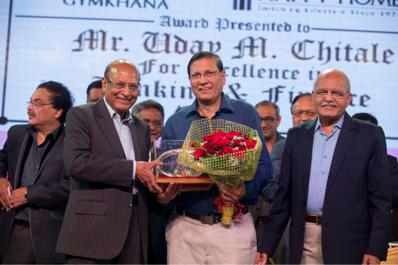 Dr. Kishore Shah honoring Shri. Chitale for his outstanding achievement.